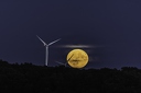 cdx - Levé de lune sur éoliennes