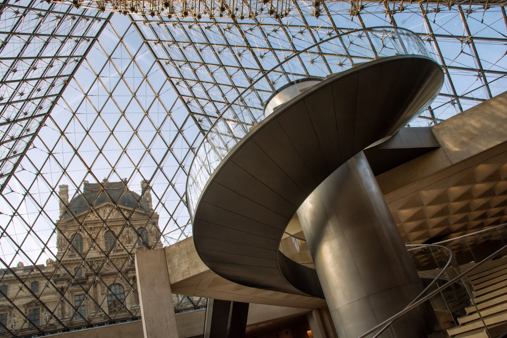 Escalier de la pyramide du Louvre.jpg in.jpg